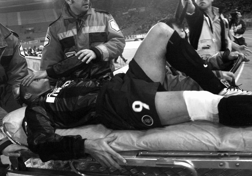 Roma, 12 aprile 2000: Ronaldo dopo l’infortunio del 21 novembre 1999 che comport la lesione del tendine rotuleo del ginocchio destro, rientr nella finale di coppa Italia all’Olimpico contro la Lazio. La sua partita dur solo sei minuti: il tendine rotuleo non resse e Ronaldo lasci il campo in lacrime(Reuters)